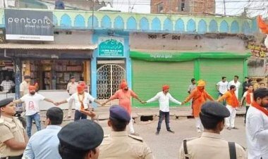 मस्जिद की रक्षा के लिए युवकों ने मानव श्रृंखला बनाई, लोगों ने कहा- ये है अपना हिन्दुस्तान