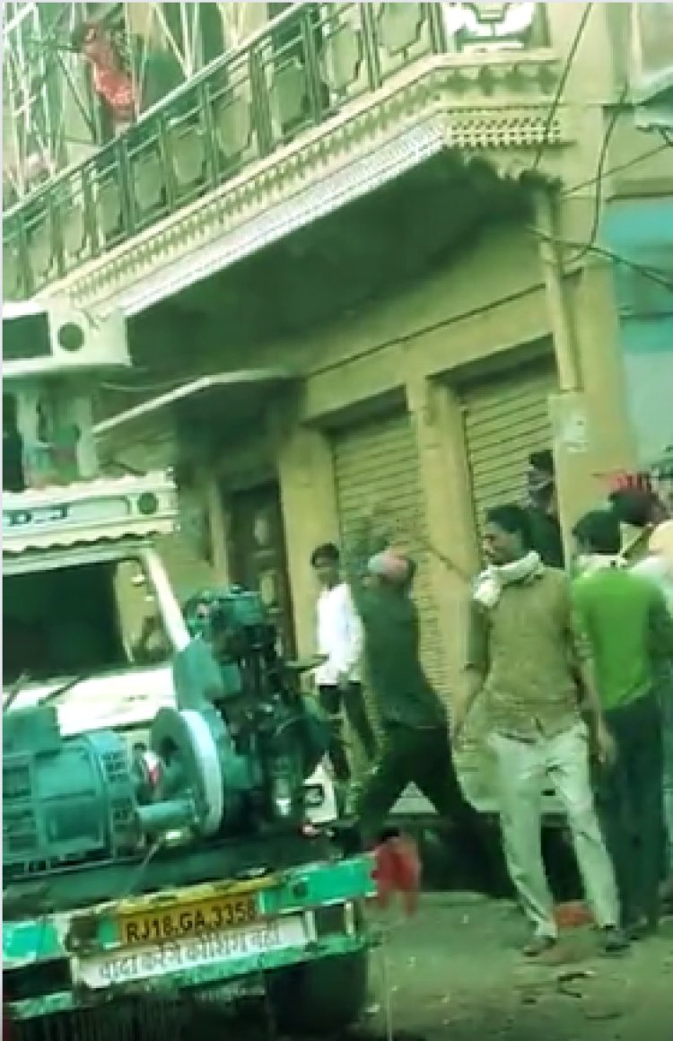 करौली में दंगे का सबसे बड़ा सबूत देखिए: पुलिस के सामने दंगाइयों को ऑर्डर दे रहा था पार्षद, छतों पर छुपे बैठे थे उपद्रवी