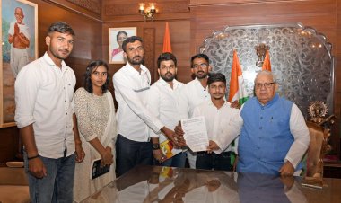 चार सूत्रीय मांगों को लेकर छात्रसंघ उपाध्यक्ष मुकेश मुन्दलियां व उनकी टीम ने की राज्यपाल से मुलाकात