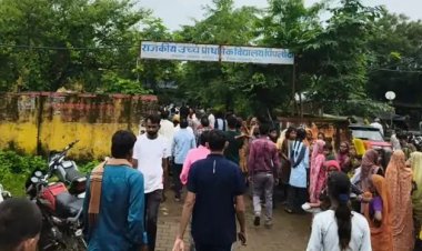 झालावाड़ की पीपलोदी गांव में दर्दनाक हादसे पर राशन डीलरों ने मृतक छात्रों को दी श्रद्धांजलि