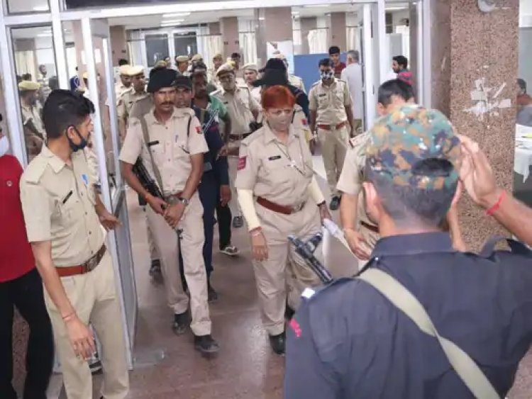 भूख हड़ताल पर बैठे 4 बंदियों की तबीयत बिगड़ी: पुलिस बंदोबस्त के बीच JLN अस्पताल में कराया इलाज; इमरजेंसी में आवाजाही भी रही बंद