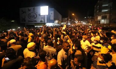 श्रीलंका में बिगड़े हालात, राष्ट्रपति आवास के पास जुटी हजारों की भीड़; पुलिस बस फूंकी