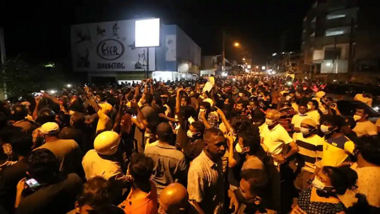 श्रीलंका में बिगड़े हालात, राष्ट्रपति आवास के पास जुटी हजारों की भीड़; पुलिस बस फूंकी