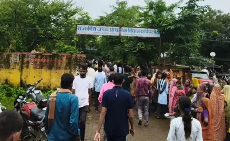 झालावाड़ की पीपलोदी गांव में दर्दनाक हादसे पर राशन डीलरों ने मृतक छात्रों को दी श्रद्धांजलि